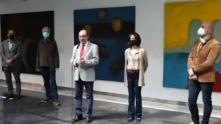 Javier Lambán visita la exposición de Víctor Mira en el Centro de Arte y Exposiciones de Ejea