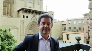 Luis Felipe, alcalde de Huesca, en el balcón del ayuntamiento