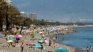 Numerosas personas disfrutan de la playa en Carihuela de Torremolinos, Andalucía, en el día de ayer.