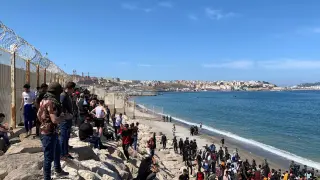 Miles de personas han intentado desde este lunes entrar de forma ilegal a Ceuta.