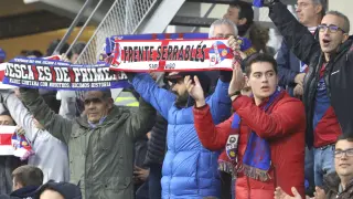 La afición del Huesca, volcada con el equipo.