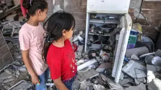 Dos niñas contemplan su casa destruida en la ciudad de Beit Hanun en la Franja de Gaza.