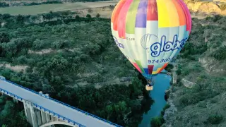 Un vuelo turístico, de Globos.es, sobre el río Alcanadre