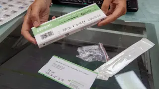 Test de autodiagnóstico de covid abierto en una farmacia.