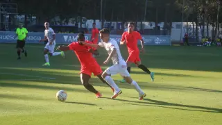 Peñaloza defiende a un jugador mallorquinista en un lance del partido