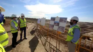 Autoridades durante la visita a las obras de construcción del embalse de Almudévar.