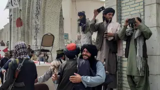 Dos hombres celebran la entrada en Kabul del ejército talibán tras varias semanas de ofensiva.