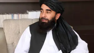 El portavoz talibán Mujahid durante la entrevista de este miércoles.