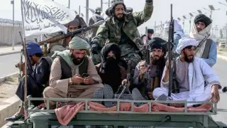 Talibanes celebrando la retirada de las tropas de EEUU
