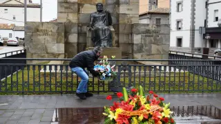 Ofrenda floral a Joaquín Costa en Graus, de mano de su concejal de Cultura, Julián del Castillo, por el 110 aniversario de su muerte.