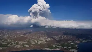 La gran nube de humo se eleva a una gran altura sobre el volcán de La Palma.