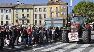 Tractor con un mensaje reivindicativo en la concentración de este domingo en Jaca.