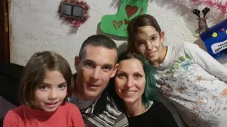 Javier Villanueva y Elena Vasileva, con sus hijas Leyre y Laia.