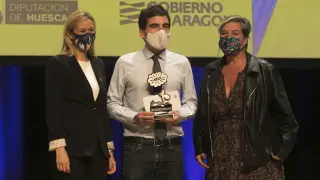 Jaime Gómez-Obregón recibe elPremio Blasillo de Huesca 2021 de manos de Cristina de la Hera e Isabel Poncela.