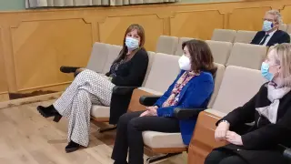 Sira Repollés, Margarita Robles y Marta Gastón este lunes en Zaragoza.
