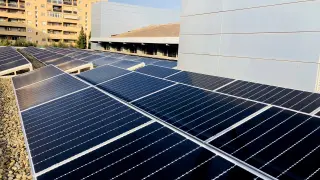 Placas solares en la sede de la Comarca del Bajo Cinca.