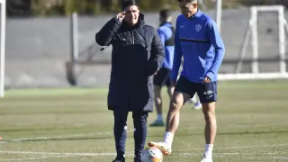 Xisco Muñoz habla con Pablo Martínez durante el entrenamiento.