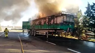 Un incendio en un camión que transportaba material eléctrico