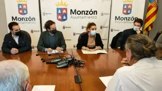 Maru Díaz de ha reunido con representantes empresariales y políticos de Barbastro y Monzón.