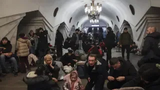Ciudadanos ucranianos refugiándose en una estación de metro.