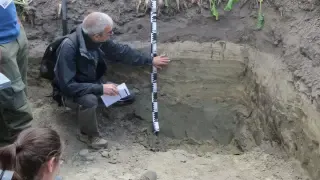 David Badía en un estudio del suelo agrícola.
