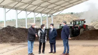 José María Romance, Teresa Viu, Luis Felipe y Roberto Cacho este viernes en la planta de compostaje.