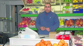 Abdelkader Laouni, en la frutería de Sariñena.
