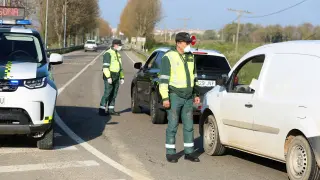 Control de tráfico de la Guardia Civil en la N-240, a la altura de la rotonda de Tierz, en 2020.
