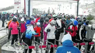 Numerosos esquiadores acceden a pistas en Formigal en la Semana Blanca de este año.