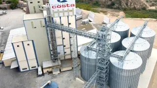 Silos de cereales en la fábrica de Piensos Costa, en Fraga. FOTO