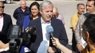 El alcalde de Zaragoza atendiendo a los medios este lunes