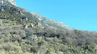 Vista del conjunto monacal de San Victorián, a los pies de la Peña Montañesa.