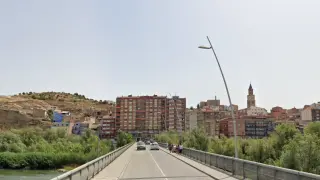 Este puente es utilizado por gran número de peatones diariamente, fraga