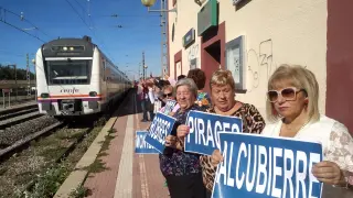 monegros tren La estación de tren de Grañén volvió a ser ayer escenario de una nueva concentración a favor del tren.
