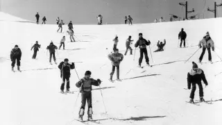 Esquiadores en la estación oscense de Candanchú en el año 1990.