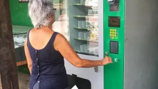 Compradora haciendo uso del supermercado automático de Piedrafita de Jaca.