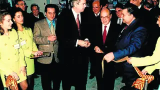 Inauguración de la sede en Huesca (1995) por Santiago Lanzuela, presidente de Aragón, y Luis Acín, alcalde de Huesca.