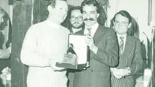 Santiago Marraco, a la izquierda, con la pajarita de oro de los Altoaragoneses.