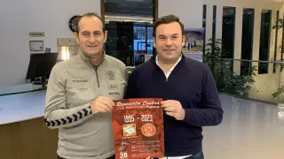 José Nolasco, técnico del Bada Huesca, y Nacho Udina, miembro del club, posan con el cartel del acto