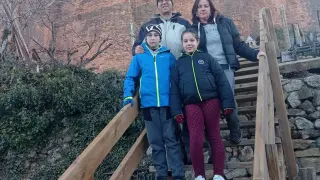 Miguel Samitier, Patricia Mené y sus hijos Martín y Alicia, en Riglos.
