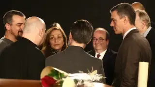 Pedro Sánchez y Miquel Iceta (derecha), dando el pésame a la familia de Carlos Saura.