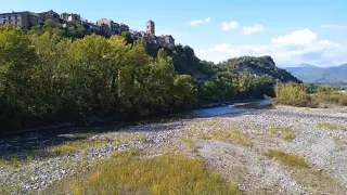 Estado del río Cinca a su paso por Aínsa el pasado verano.