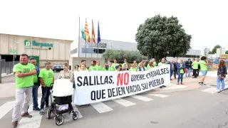 Los vecinos de Salillas han mostrado este lunes su rechazo al proyecto ante la sede de la Comunidad de Riegos del Alto Aragón.