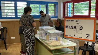 foto fraga Ciudadanos ejerciendo su derecho a voto en el colegio San José de Calasanz de Fraga.