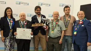 Arriel Domínguez (en el centro), con la copa que le acredita como ganador del concurso cántabro.