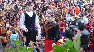 El jolgorio se adueñó de la plaza de España de Sabiñánigo en el inicio de sus fiestas patronales.