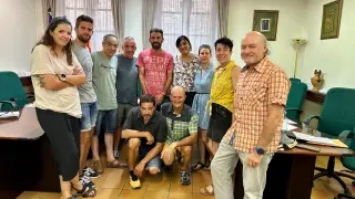 Foto de familia con alcalde, concejales de PSOE, PP y CHA y miembros de la FCQ