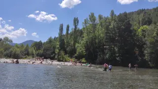 El río Ara se llena en verano de bañistas que acuden intentando quitarse el calor de encima.