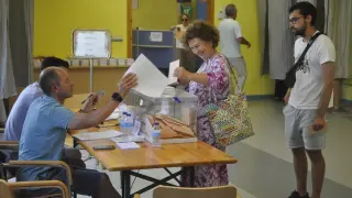 _DSC0027bVecinos de Jaca se disponen a votar en una de las urnas instaladas en la Casa de la Cultura