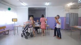 Votantes ante las urnas en Sariñena.